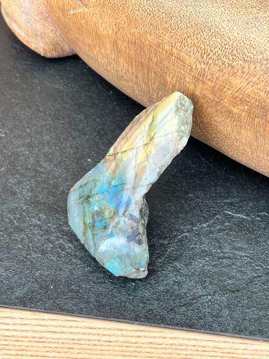 Pierre labradorite moitié lisse moitié brut, poids environ 100 g