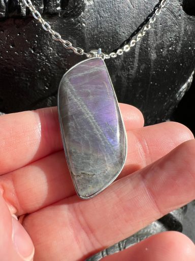 Collier labradorite aux reflets violets, forme libre sertie d’acier inoxydable Collier labradorite aux reflets violets, forme libre sertie d’acier inoxydable