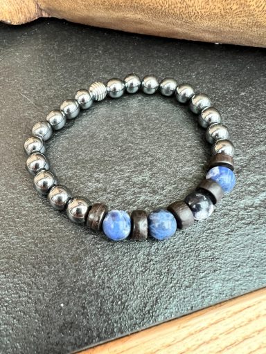 Bracelet Masculin Élégance Hématite, Sodalite et séparateur en bois d'ébène Bracelet Masculin Élégance Hématite, Sodalite et séparateur en bois d'ébène