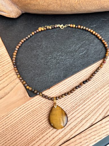 Collier total Œil de Tigre + pendentif goutte 2/3 cm Collier total Œil de Tigre + pendentif goutte 2/3 cm