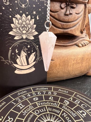 Pendule en quartz rose taillé à 6 facettes