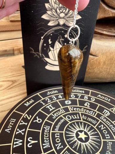 Pendule en œil de tigre, forme conique ronde
