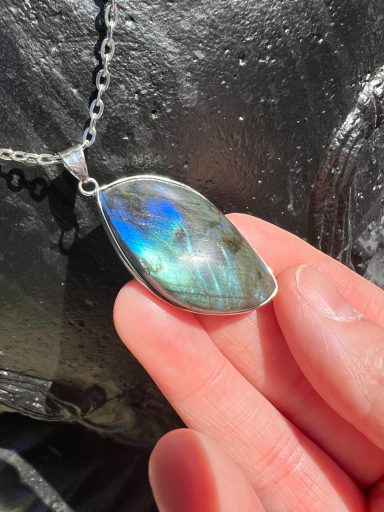 Collier labradorite aux reflets bleus, forme libre sertie d’acier inoxydable Collier labradorite aux reflets bleus, forme libre sertie d’acier inoxydable