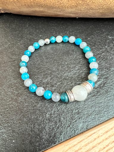 Bracelet "Harmonie Céleste", Pierre de lune, Labradorite et Apatite bleue. Bracelet « Harmonie Céleste » en pierre de lune, labradorite et apatite bleue sur fil élastique.