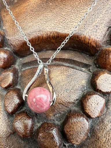 Collier chaîne inoxydable argenté pendentif infini strass avec rhodochrosite 10 mm Collier chaîne inoxydable argenté pendentif infini strass avec rhodochrosite 10 mm