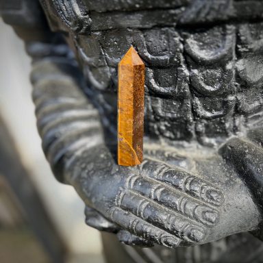 Pointe œil de tigre avec inclusion hématite, 9 cm