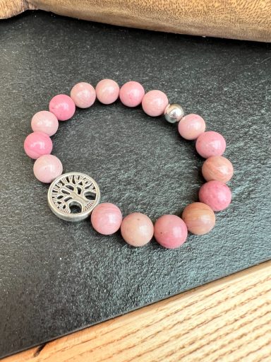 Bracelet en Rhodochrosite 10mm avec un arbre de vie en acier inoxydable Bracelet en Rhodochrosite 10mm avec un arbre de vie en acier inoxydable sur fil élastique.