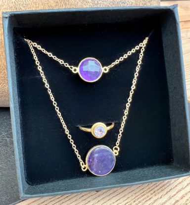 Parure Trinité Améthyste - Trois bijoux dorés à l’or fin et argent 925, ornés d’améthystes naturelles d’Inde Parure Trinité Améthyste bague, collier et bracelet