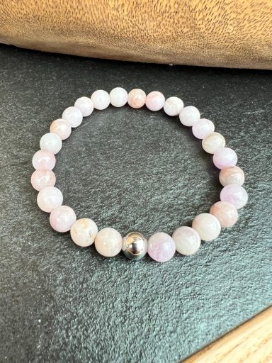 Bracelet en Kunzite 8mm Bracelet en Kunzite 8mm sur fil élastique.