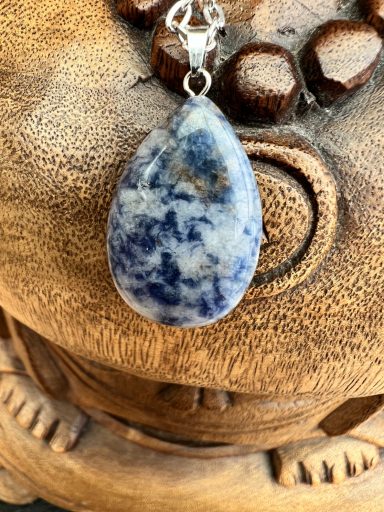 Collier pendentif sodalite en forme de larme 3 cm sur chaîne en acier inox Collier pendentif sodalite en forme de larme 3 cm sur chaîne en acier inox
