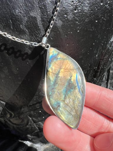 Collier labradorite aux reflets dorés, forme libre sertie d’acier inoxydable Collier labradorite aux reflets dorés, forme libre sertie d’acier inoxydable